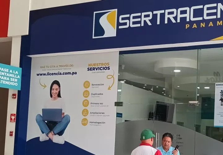 Según el exdiputado, las personas permanecen paradas largas horas. Foto: Melquiades Vásquez 