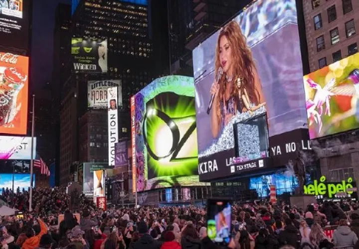 Actuación gratuita ofrecida por la cantante colombiana Shakira este martes en Times Square. Foto: EFE / Angel Colmenares