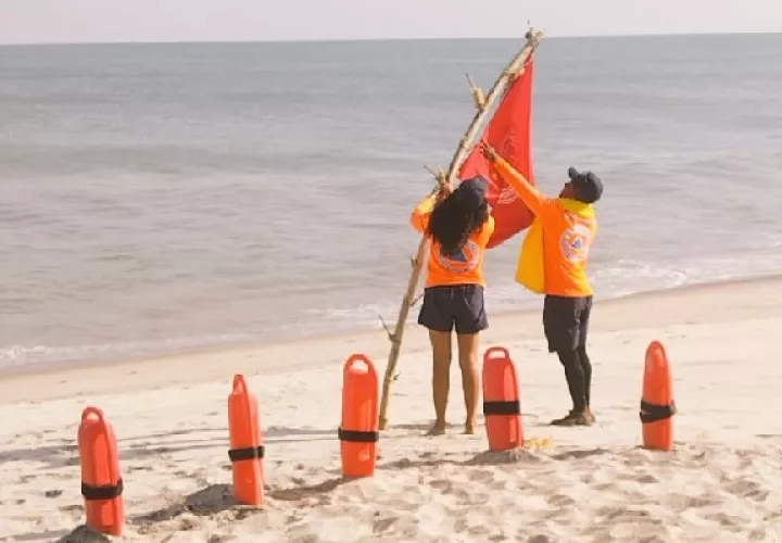 Se mantiene la vigilancia de las playas y se aplican las alertas necesarias para los bañistas. Foto. Sinaproc