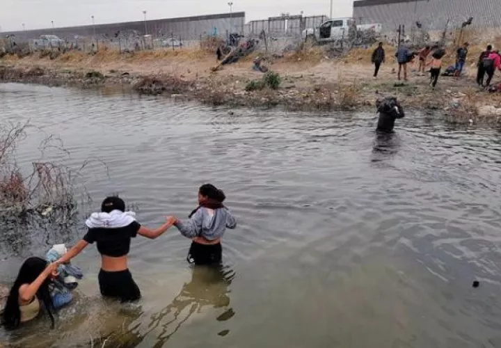 Migrantes se preparan para cruzar el Río Bravo, en la frontera que divide a México de los Estados Unidos. Foto: EFE