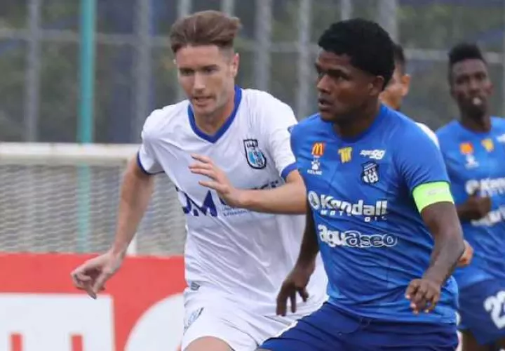 José 'Pibe' González del Árabe Unido es marcado por un jugador del Umecit. Foto: LPF
