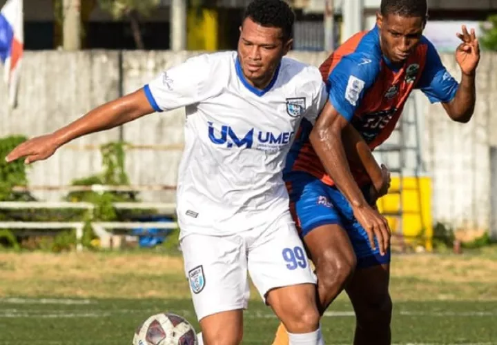 Rolando 'Toro' Blackburn del Umecit (izq.) y disputa el balón con un jugador de Potros. Foto: @fcumecit