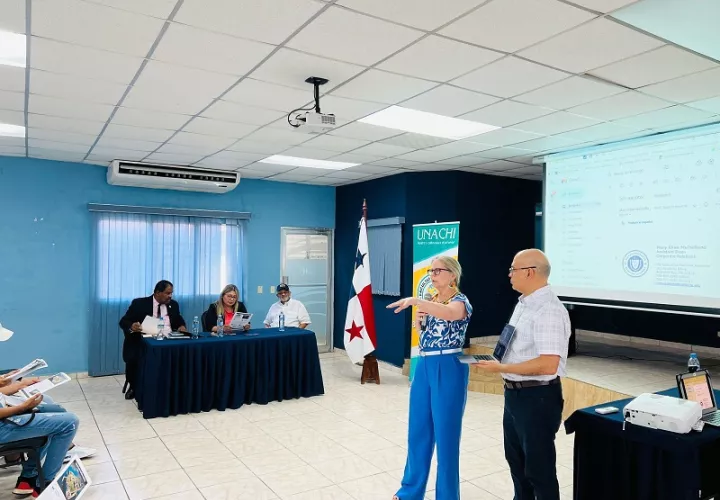 En un conversatorio compartieron docentes y estudiantes de la UNACHI las diferentes carreras que se imparten. Foto: Cortesía UNACHI