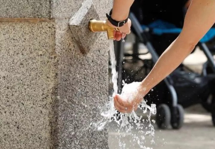Una persona utiliza una fuente de agua. Foto: EFE