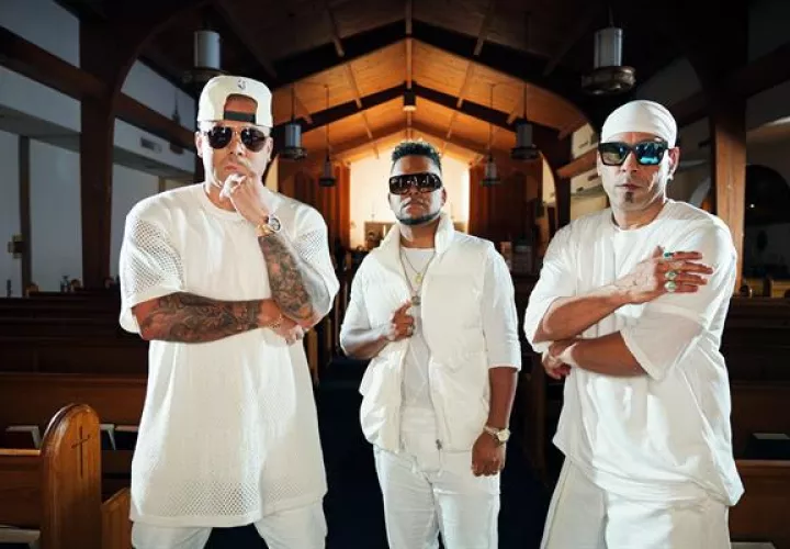 Wisin y su compatriota, el rapero Gallego y el dominicano Redimi2. Foto: EFE