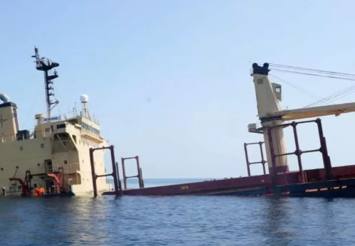Buque registrado en Gran Bretaña, Rubymar, hundiéndose después de haber sido dañado en un ataque con misiles por parte de los hutíes en el Mar Rojo. Foto: EFE