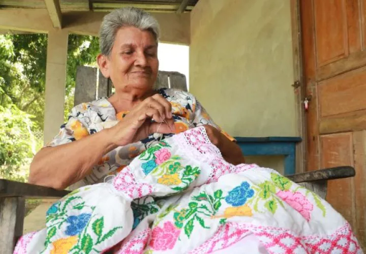 Agripina Domínguez lleva más de 60 años dando cátedra de cómo se confecciona el traje típico panameño. Foto: Cortesía