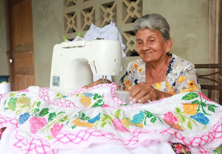 Es una de las pocas mujeres en su pueblo que diseña la pollera de gala, la montuna santeña y la pollera blanca de lujo, entre otras. Foto: Cortesía Mides