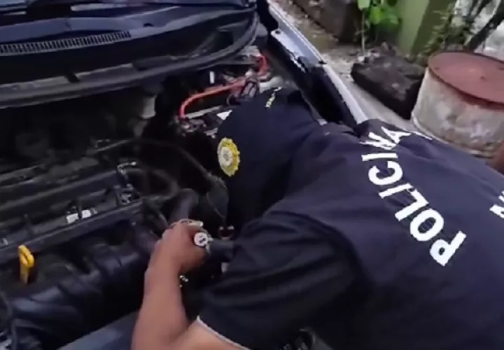 La fiscal, Lucero Medina, explicó que se investiga la inscripción de más de 200 autos en el municipio de Arraiján con documentación falsa para venderlos. Foto. PGN