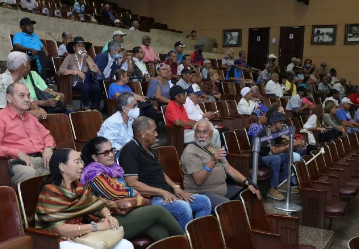 Grupo de jubilados que apoyó el proyecto 964, aprobado en tercer debate el pasado miércoles. Cortesía Asamblea