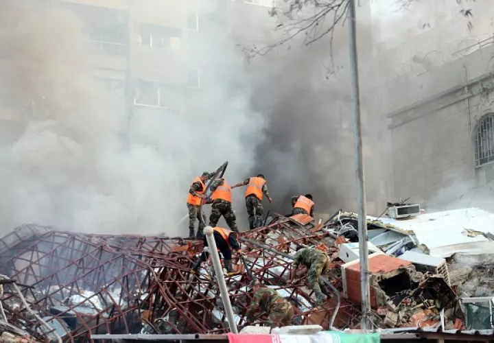 Trabajadores de rescate en el lugar de un ataque aéreo en Damasco, Siria, el 1 de abril de 2024. Foto: EFE