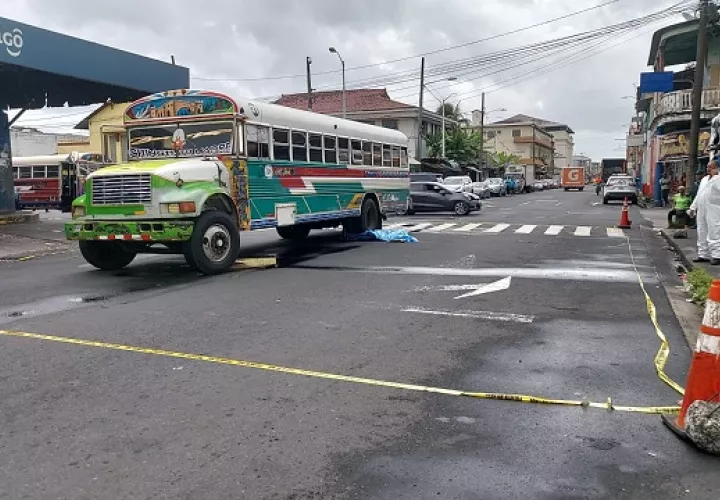 El cuerpo del atropellado quedó debajo de las ruedas del colectivo.Foto: Diomedes Sánchez.