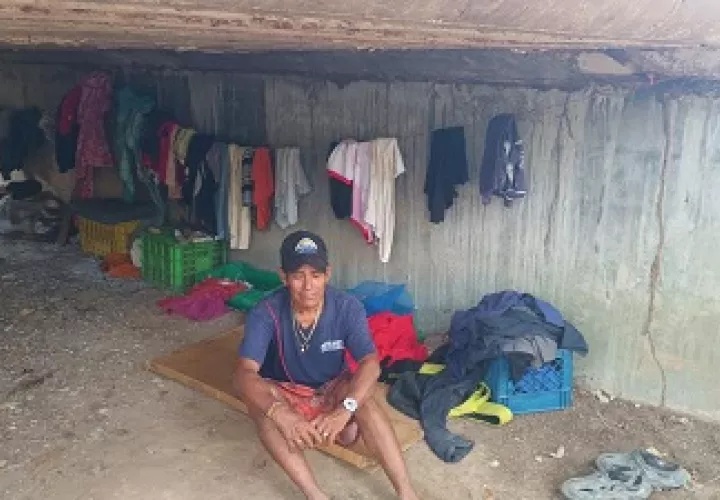 Los originarios que llegaron a vivir en la alcantarilla hace cuatro semanas. Foto: Melquiades Vásquez