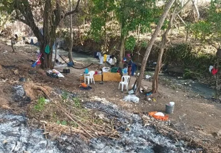 El lugar está lleno de inmundicias, lo que significa que es un riesgo a la salud de esa gente. Foto: Melquiades Vásquez.