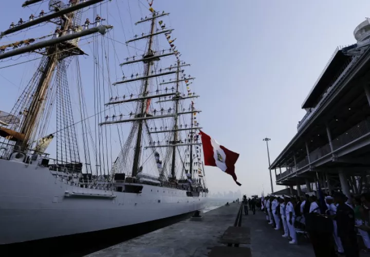 Buque escuela de la Armada Peruana (B.A.P.) 'Unión' este viernes al puerto de cruceros de Amador en Ciudad de Panamá.  EFE