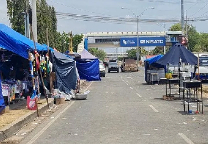  Existe preocupación por la gran acumulación de basura que se mantiene en la parte exterior del recinto. Foto: Thays Domínguez. 