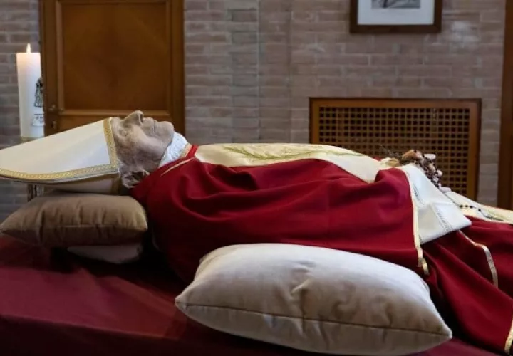 El papa Francisco ha simplificado el ritual del funeral de los papas. Foto: EFE