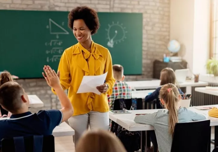 Varios factores influyen en el bienestar de los docentes. Foto: Ilustrativa / Freepik