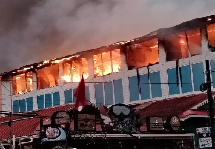 Fuego de gran magnitud en Calle Tercer Isla Colón. Foto. Sinaproc