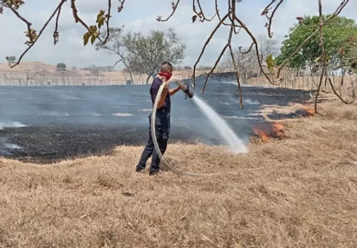 En abril los incendios no han cesado como el de la foto, registrado en Sabana Grande, Los Santos. Foto: Cortesía Bomberos
