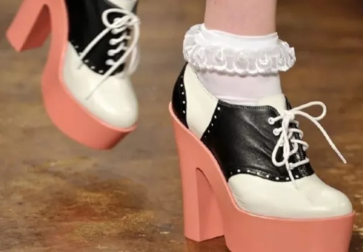 Una modelo luce unos zapatos con calcetines blancos.  Foto: EFE / EPA / Jason Szenes