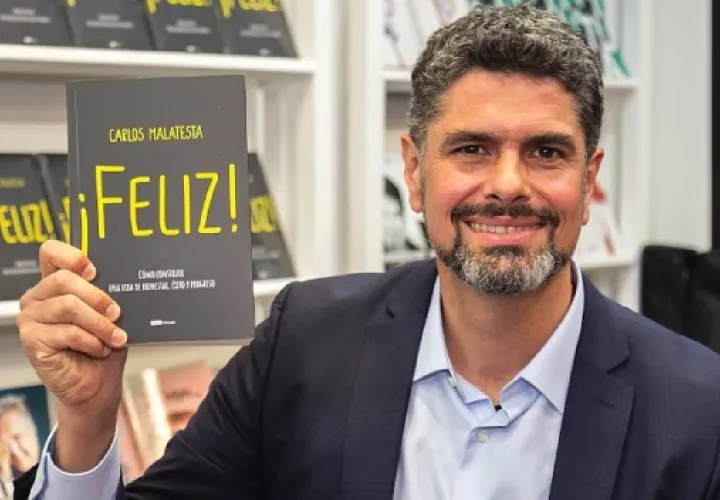 Carlos Malatesta y su publicación 'Feliz'. Foto: Cortesía
