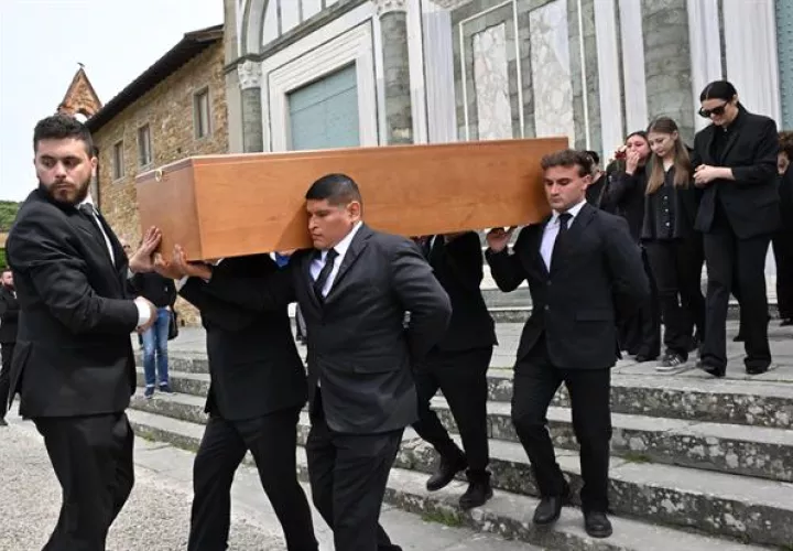 Personas llevan el ataúd durante el funeral del diseñador italiano Roberto Cavalli, Florencia, Italia, 15 de abril de 2024. Foto: EFE