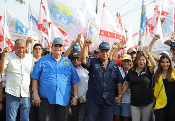 El candidato a la alcaldía capitalina (camisa azul), acompañando a José Raúl Mulino (a su derecha). Foto: Cortesía RM