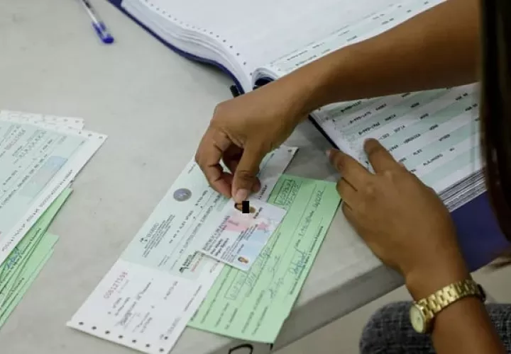 Los estudiantes que cobraban por cédula ahora recibirán el pago por cheque. Foto: Cortesía