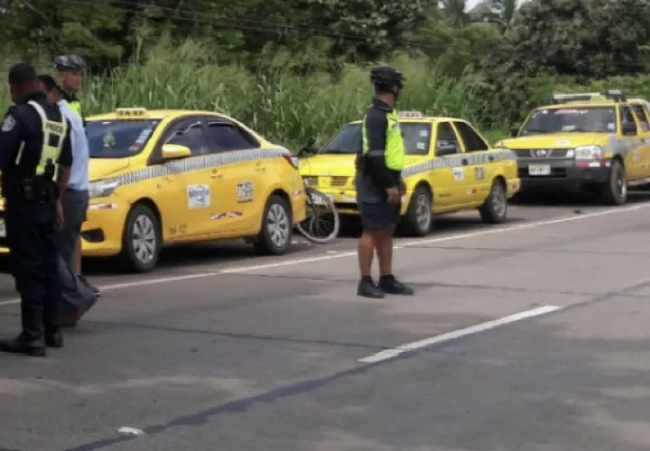 Los usuarios que asisten a la Feria de Azuero se quejan por la medida de los transportes y aseguran que son perjudicados a la hora de salir del evento ya que tienen que esperar mucho por un transporte. Foto. Thays Domínguez