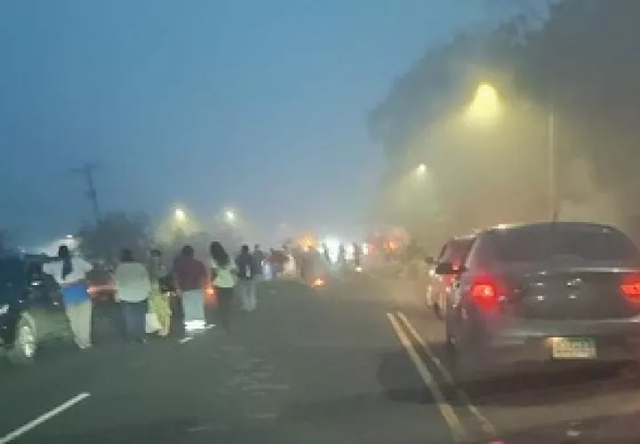 El cierre ha provocado un tranque vehicular lo que ha generado que muchos conductores queden atrapados. Foto: Diomedes Sánchez