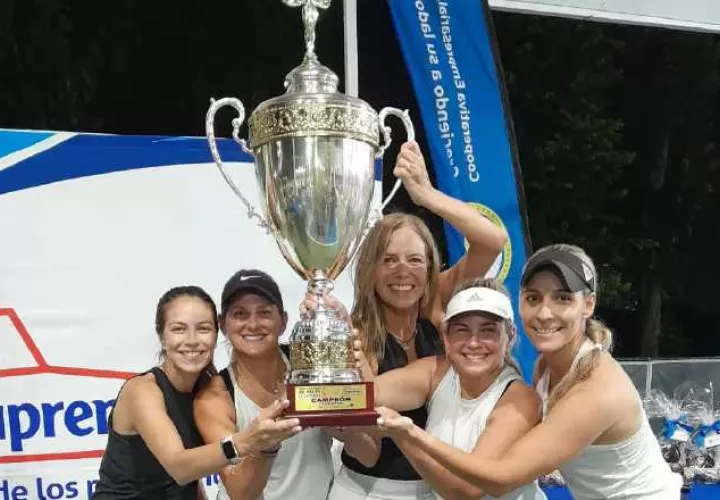 Las ganadoras muestran el trofeo. Foto: Cortesía