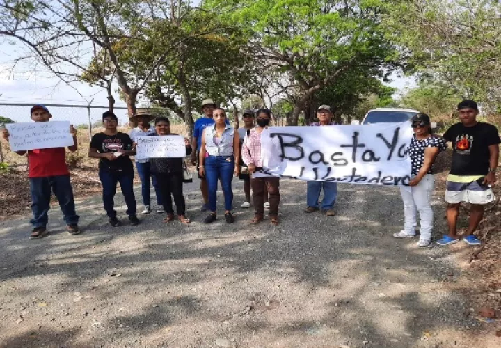 Los manifestantes cerraron la entrada del vertedero como medida de presión. Foto Cortesía
