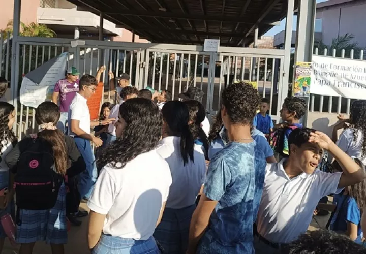  Las puertas permanecieron trancadas por lo que los estudiantes se regresaron a sus casas. Foto: Thays Domínguez. 