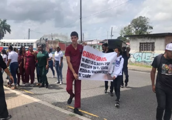 Universitarios colonenses salen a las calles a protestar. Foto. Diomedes Sánchez