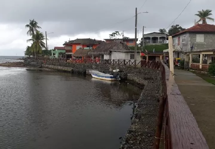 Para llegar a esta comunidad se debe cruzar el puente del sector Atlántico, y tomar la carretera con dirección a la Costa Abajo. 