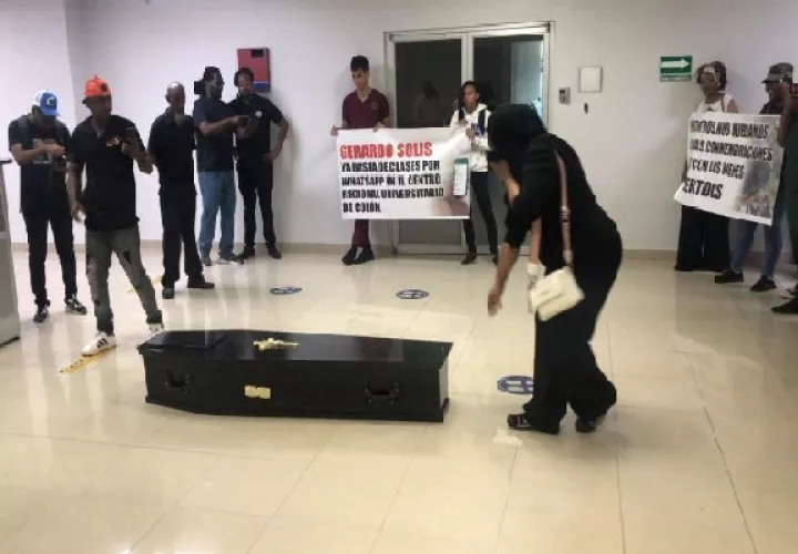 Los universitarios colonenses le exigen a la Contraloría que los apoyen para que concluyan los trabajos de mejoras que se realizan en el Centro Regional Universitario de Colón. Foto. Diomedes Sánchez 
