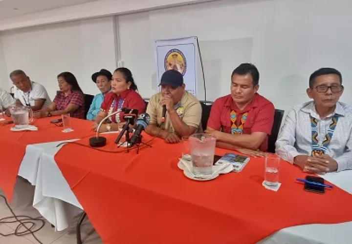 Dirigente de la coordinadora indígena anuncian con beneplácito la información sobre sus tierras. Foto: Víctor Arosemena
