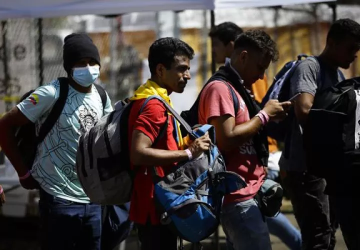 Una de las medidas en la frontera con Colombia es la toma de datos biométricos de los viajeros en las estaciones migratorias.