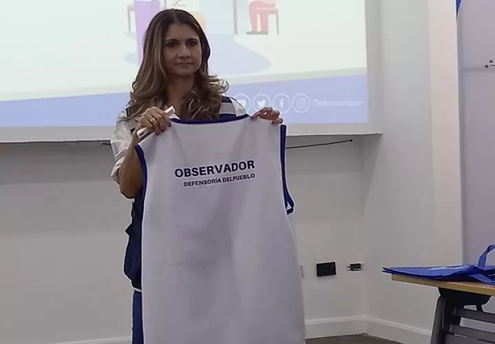 Sandra Álvarez, coordinadora de las elecciones, muestra el chaleco que portarán los observadores por parte de la Defensoría del Pueblo. Foto: Francisco Paz