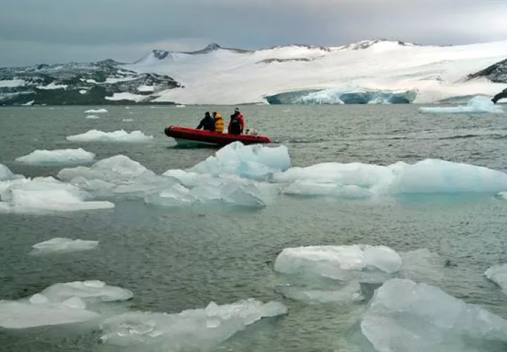 Una lancha ligera recorre, entre trozos del deshielo, las aguas que rodean la Antártida. EFE