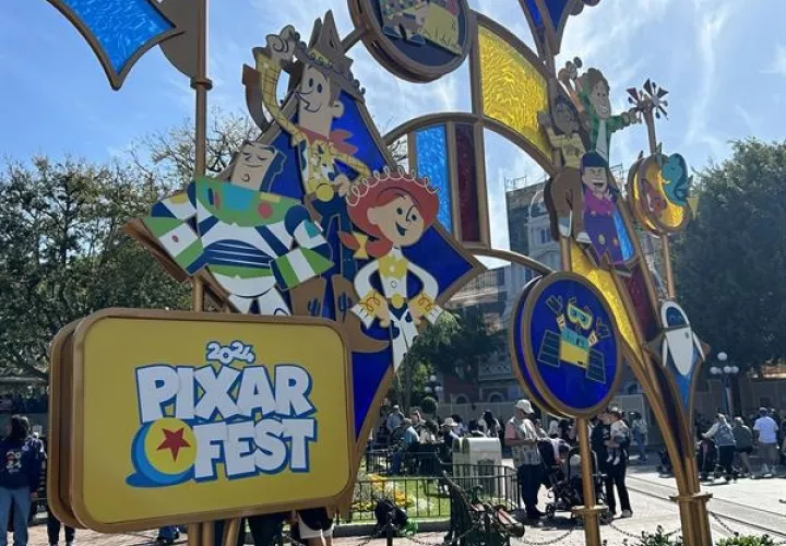 Placa que anuncia el Pixar Fest 2024, el 24 de abril de 2024. Foto: EFE