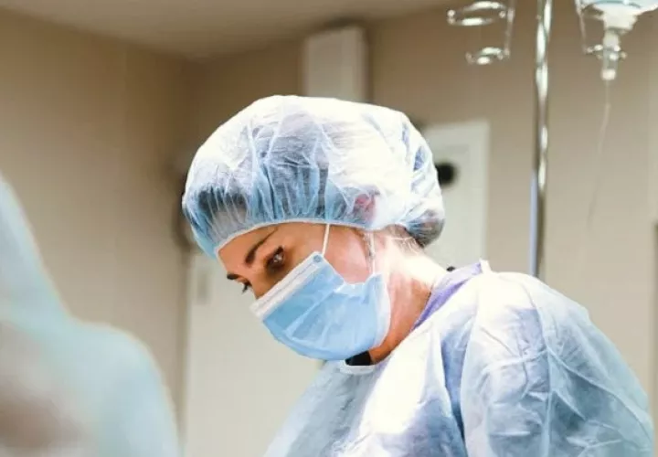 Es posible que las doctoras se comuniquen mejor con sus pacientes mujeres. Foto: Pexels