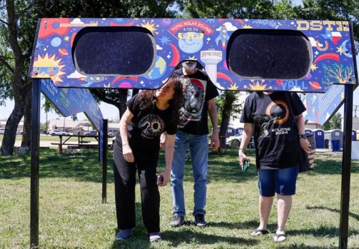 El eclipse solar total del lunes va a convertir el día de partes de México, Estados Unidos y Canadá en noche. Foto: EFE
