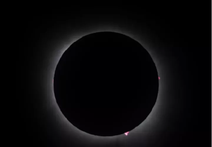 Fotografía del eclipse solar este lunes, en la Ciudad de Torreón (México). EFE/Miguel Sierra