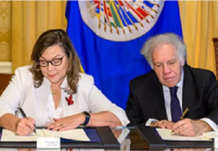 María Roquebert y Luis Almagro, firman el acuerdo para la misión de observadores que vendrán a las elecciones. Foto: Cortesía OEA