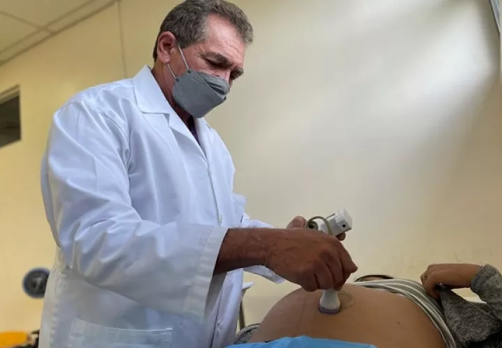 El doctor Eloy Núñez dijo que se mantendrá una vinculación más directa con la comunidad educativa. Foto: Cortesía/CSS