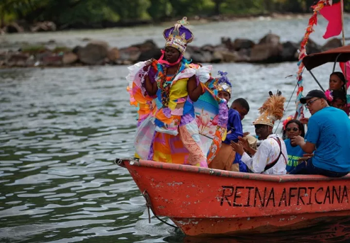 Afrodescendientes panameños participan en una de las actividades de la sexta edición del Festival de la Pollera Congo. Foto:  EFE/ Bienvenido Velasco