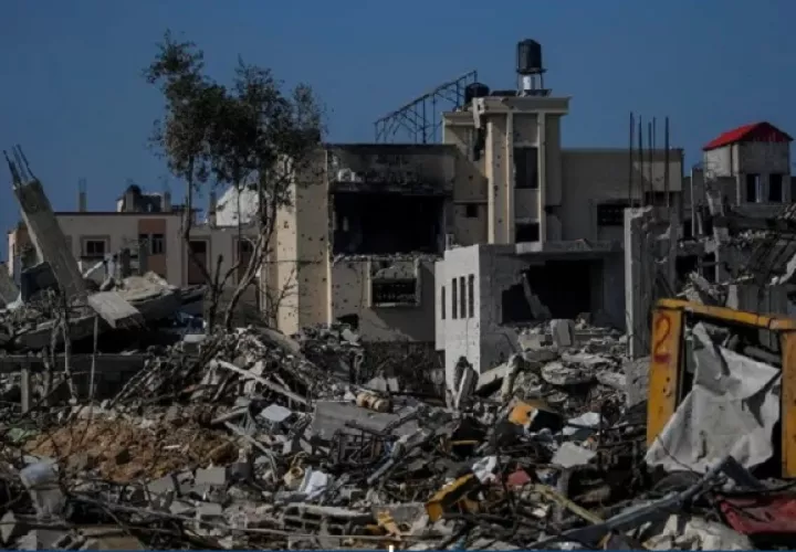 Imagen de archivo de casas destruidas en el campo de refugiados de Al Nusairat, en el sur de la Franja de Gaza, en un ataque israelí. EFE/EPA/Mohamed Saber