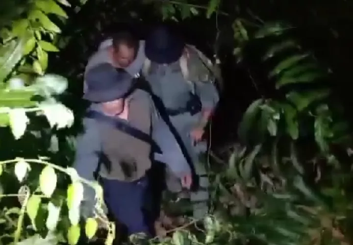 Los dos hombres, fueron encontrados desorientados y deshidratados, por lo que fueron trasladados al servicio de emergencias de la Caja de Seguro Social para ser atendidos. Foto. Policía Nacional